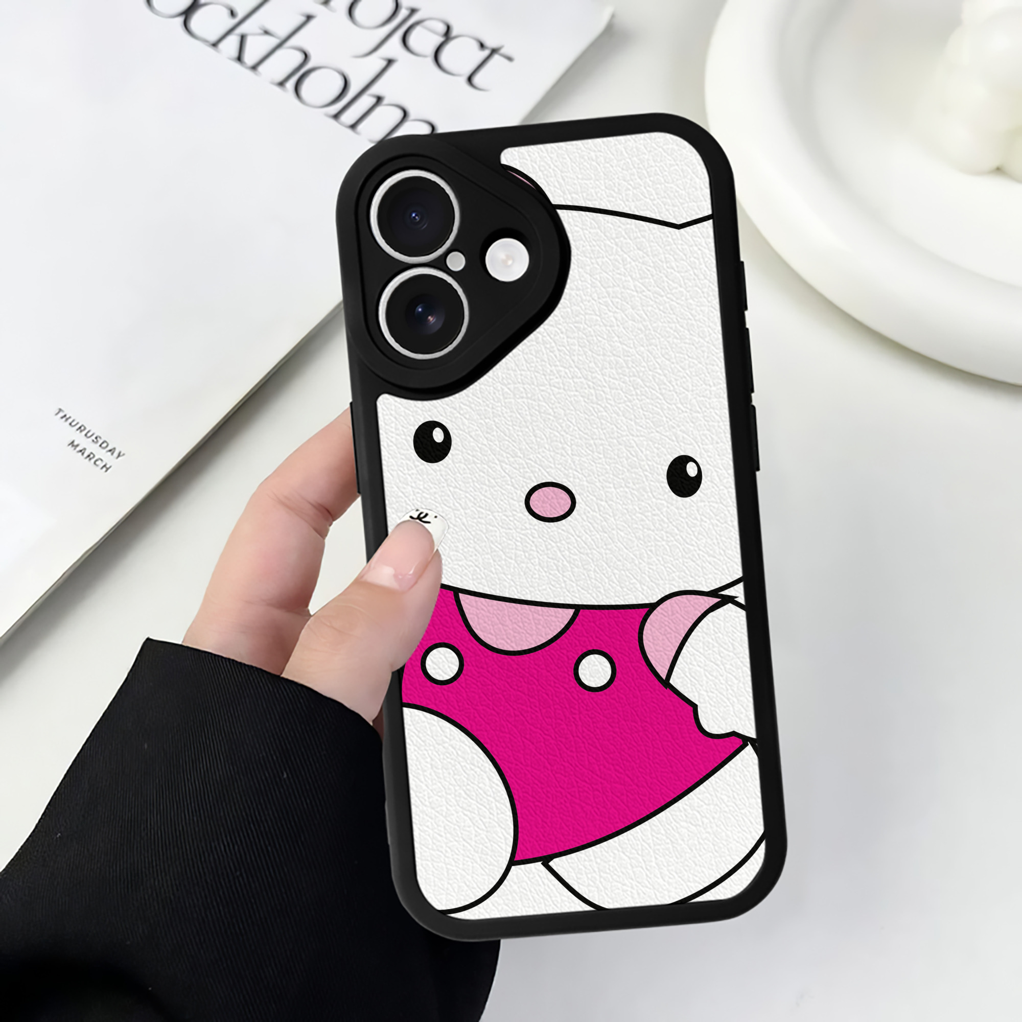 （画像用） Hello Kitty ハローキティ 【iPhone 16シリーズ対応】シリコンスマホケース（レザー調） 材質：シリコン